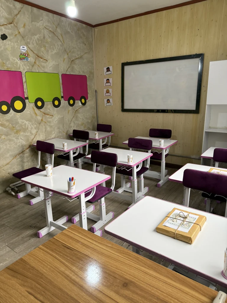 نمایی از نیمکت های مدرن دبستان کارا