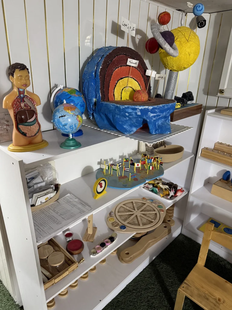 بخشی از تجهیزات مجهز آزمایشگاه و مونته سوری