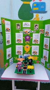 تابلوی نمایش طرح جابر با موضوع اشکال هندسی و سنگ ها در دبستان کارا